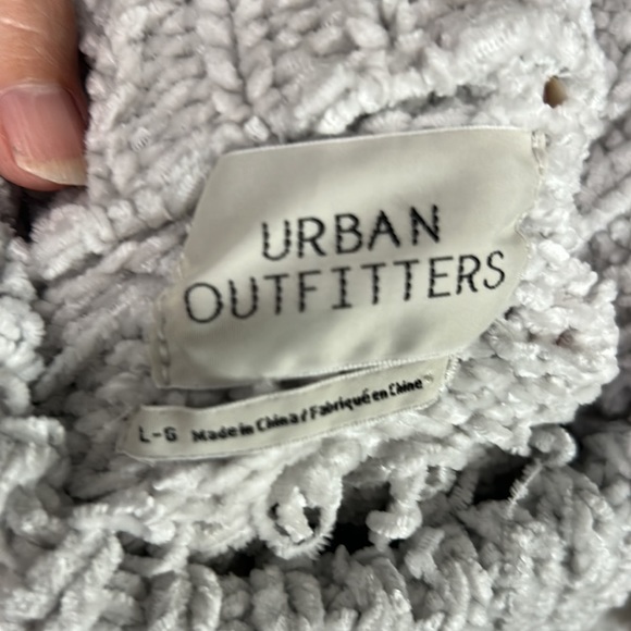 Urban Outfitters Gray Shaggy Mock Neck Cropped Sweater. Size L - Picture 5 of 7